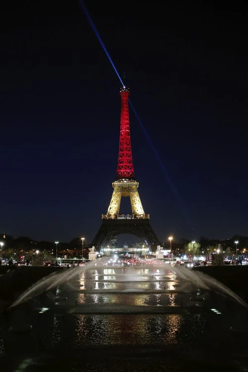 Turnul Eiffel din Paris, luminat în culorile Belgiei