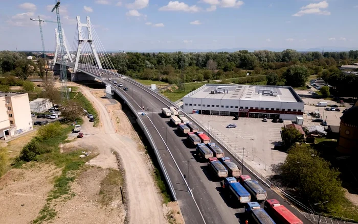 Rezistenţa podului a fost testată cu  ajutorul camioanelor de mare tonaj