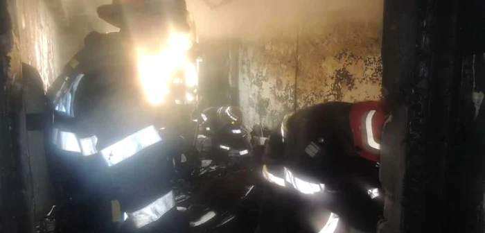 Apartamentul a fost devastat de incendiu. FOTO: ISU Hunedoara.