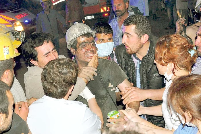 Minerii scăpaţi din iadul de foc sunt întâmpinaţi cu emoţie (Fotografii: Reuters)