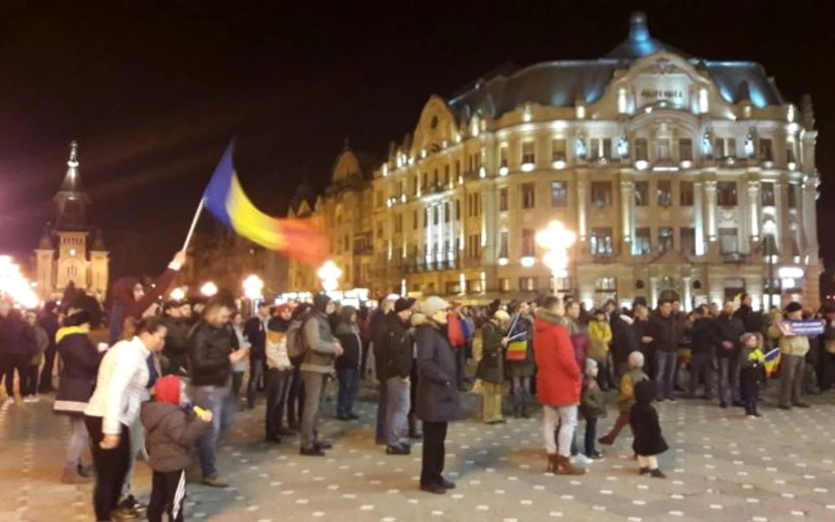 Timişorenii se adună în fiecare duminică în Piaţa Victoriei FOTO Ş.Both