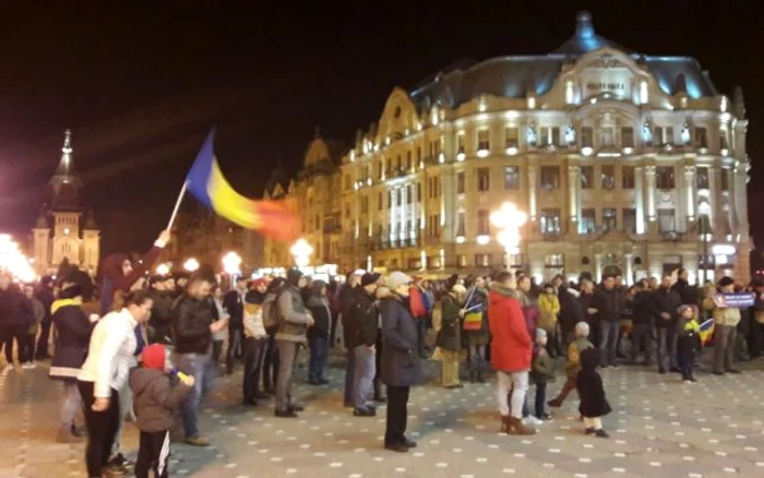 Timişorenii se adună în fiecare duminică în Piaţa Victoriei FOTO Ş.Both