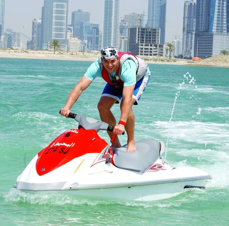 
    Distracţia preferată  a lui Şania în Dubai e  plimbarea cu skijet-ul  