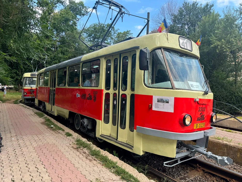 Două tramvaie Tatra cuplate, cel din prim-plan galben-crem cu roșu, pe linia 41