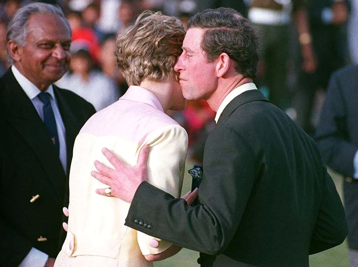 Charles kissing Diana, Profimedia jpg