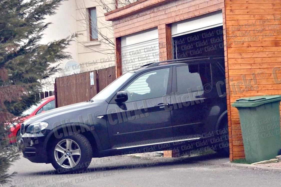 Andreea Marin a ieșit din vila din Pipera încărcată cu bagaje. Ea a fost ajutată de o angajată (Fotografii: Mihai Ionescu)