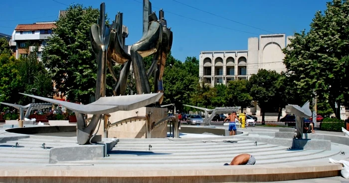 Fântâna este vopsită pentru a patra oară FOTO Florentin Coman