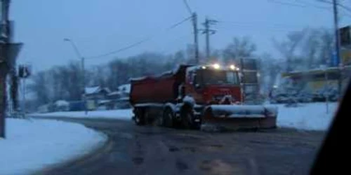 Pe drumurile judeţene se acţionează pentru deszăpezire