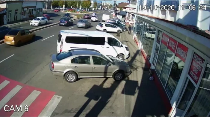 Femeia care a luat banii nu a putut păcăli camerele de supraveghereFoto: curier.ro