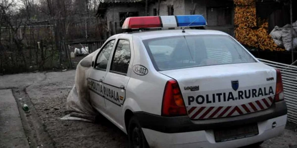 Maşina Poliţiei din localitate a fost mistuită de flăcări/ Foto: Arhiva
