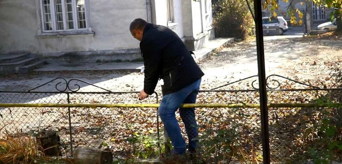 Angajaţii instituţiei sărind gardul FOTO Cosmin Zamfirache