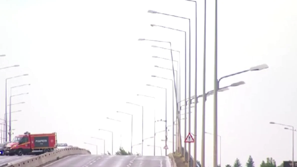Stâlpul în pericol de prăbușire/FOTO: Captură video/Digi24