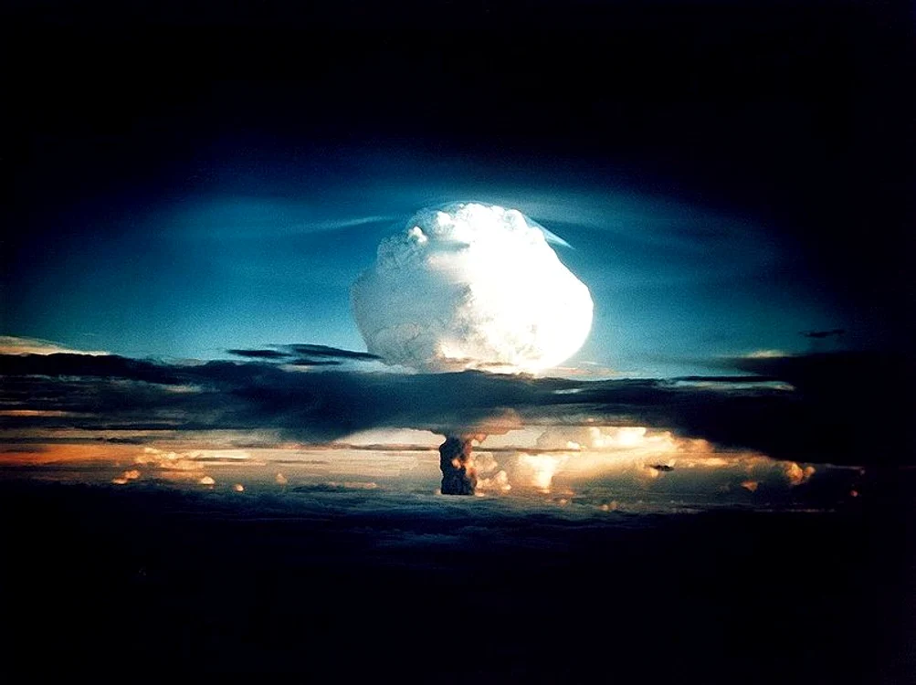 Prima bombă termonucleară în două trepte a generat o putere de 10 megatone de TNT.