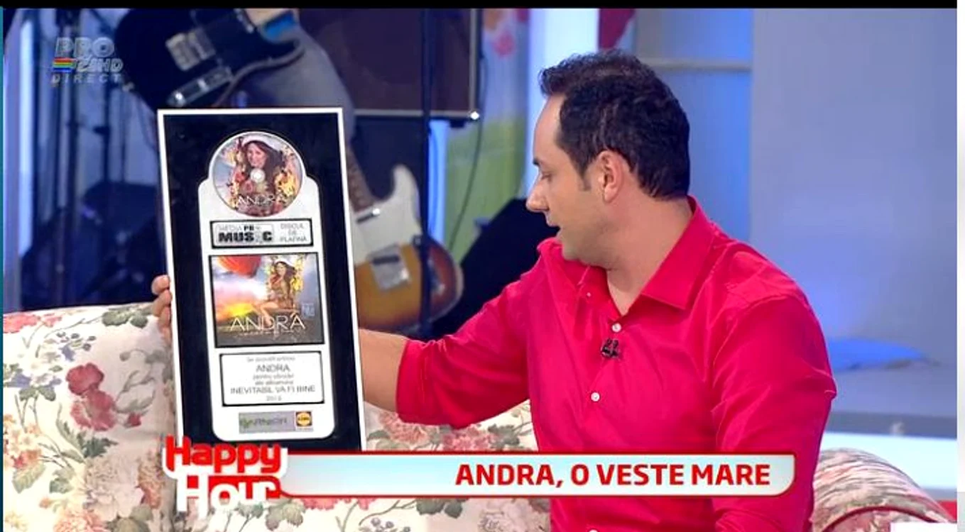 Cătălin Măruţă e foarte mândru de discul de platină al soţiei sale (captură: PRO TV)
