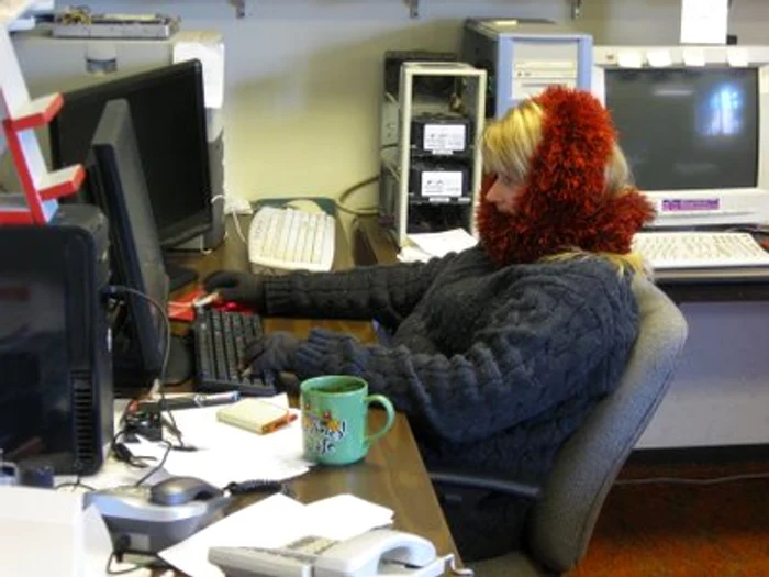 Chiar dacă afară e caniculă, uneori aerul condiționat de la birou te poate face să crezi că e iarnăfoto: zaineasca.ro