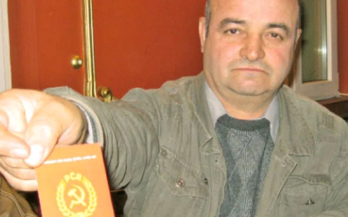 Dumitrică prezintă  mândru carnetul de membru PCR