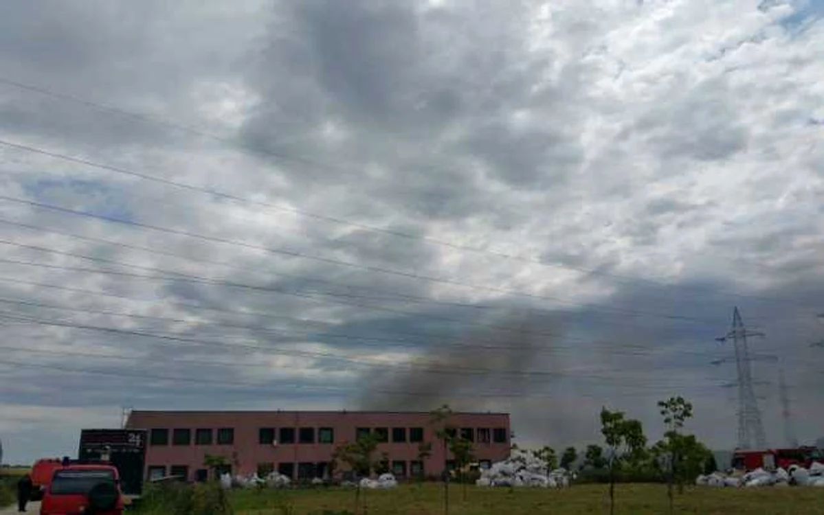 Incendiul de la fabrica din Jilava nu a fost stins nici după 30 de ore FOTO Inquam Photos