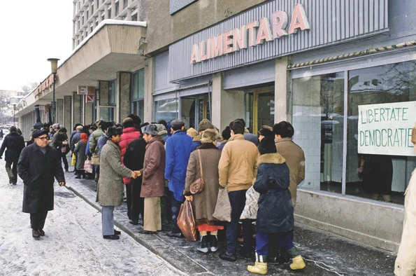 Coadă la mâncare, după Revoluție (@Getty Images)