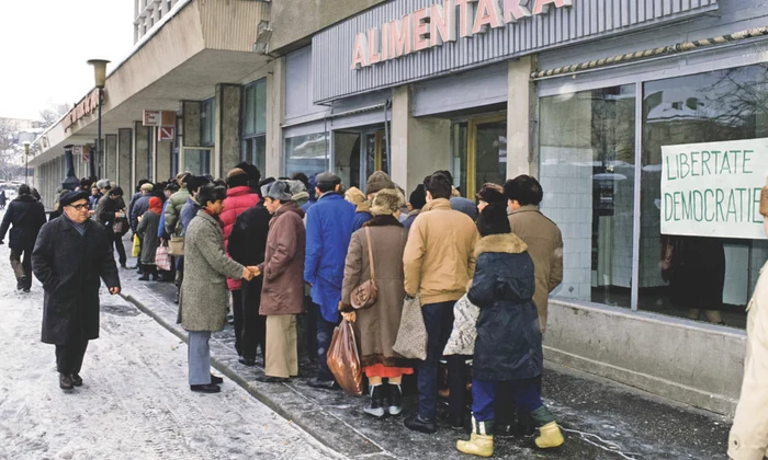 Coadă la mâncare, după Revoluție (@Getty Images)