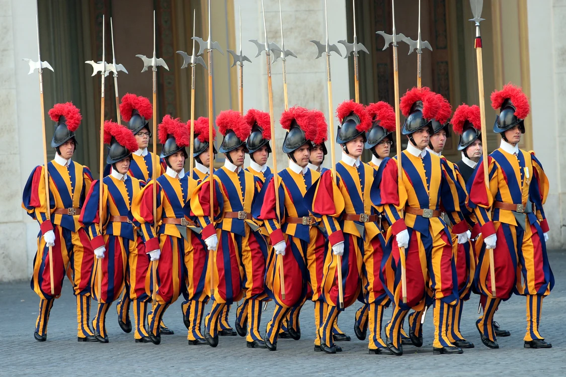 
    Garda Elvețiană poartă de peste 500 de ani uniformele create de Michelangelo BuonarrotiFoto: Getty Images  