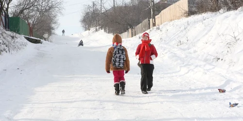 Unii elevi merg aproape trei kilometri pe jos până la şcoală, în timp ce afară sunt -20 de grade Celsius