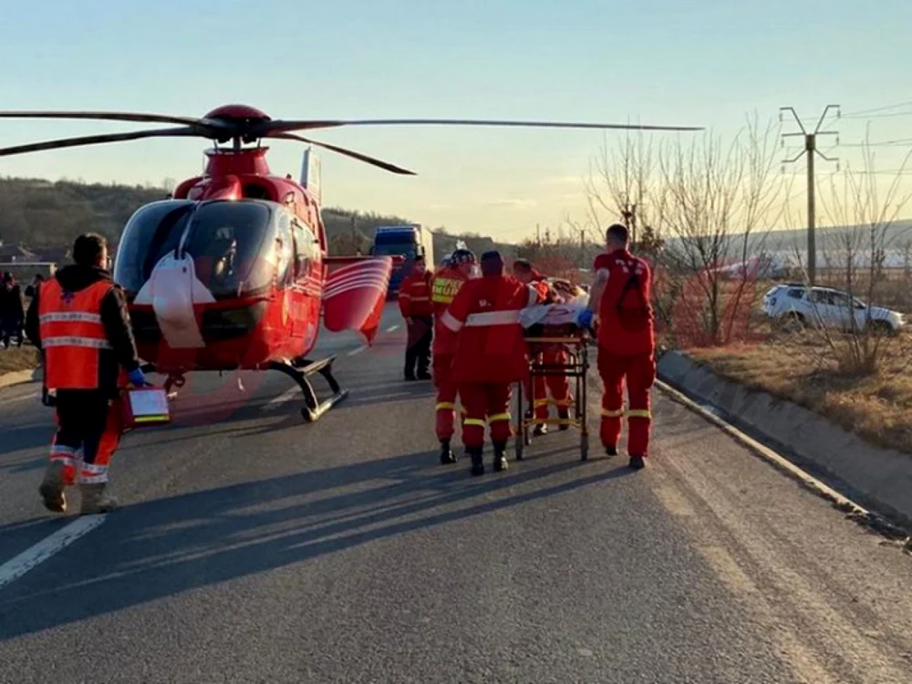 Fetiţa a fost transportată cu elicopterul la un spital din Iaşi FOTO vremeanoua.ro