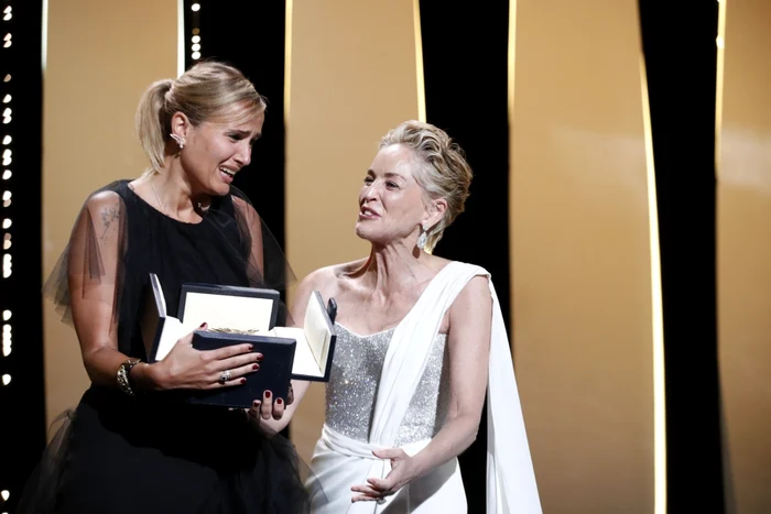 Julia Ducournau a primit premiul pentru „Titan“ de la Sharon Stone