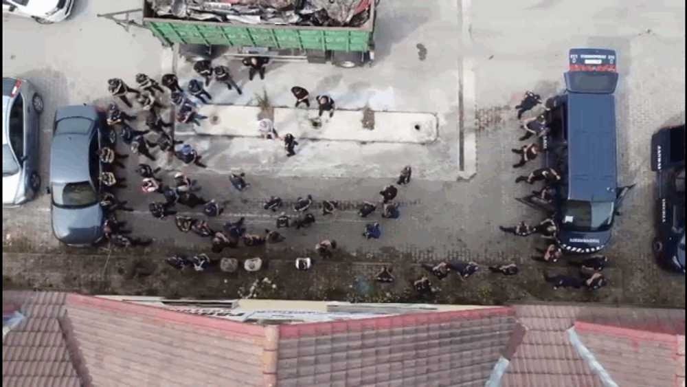 Continuă căutările pentru capturarea individului care și-a ucis și incendiat iubita. Apropiați ai criminalului, aduși la poliție
