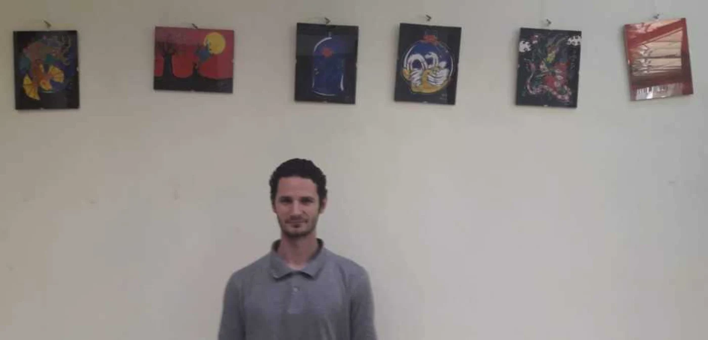 Ştefan Clejanu şi o parte dintre tablourile sale FOTO: arhiva personală