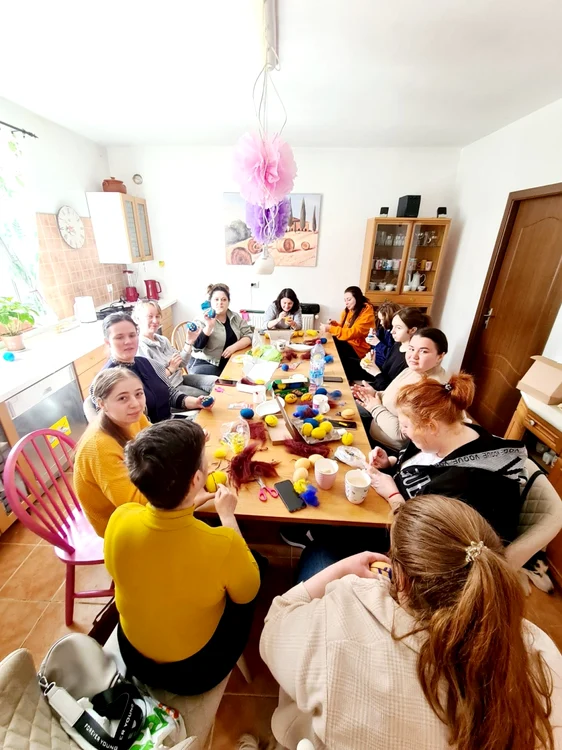 Proiect social creativ , iniţitat de o bucureşteancă, în care au fost cooptate femei din Ucraina FOTO Arh.pers.Mirela Podoiu