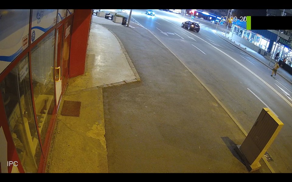 Atacatorul unei bătrâne, surprins pe camerele video. Totuși, Poliția cere ajutorul oamenilor pentru identificarea sa VIDEO 