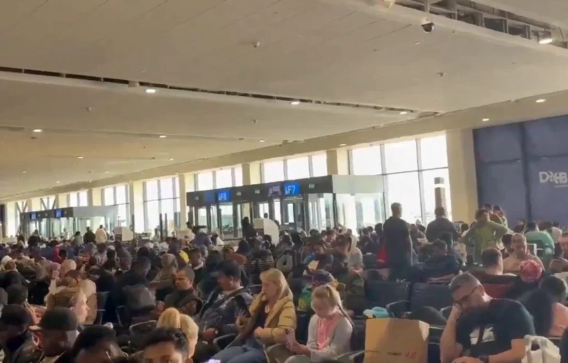 Turiști aeroport Dubai FOTO: X /captura video