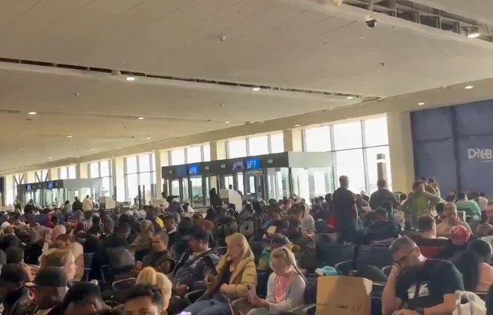 Turiști aeroport Dubai FOTO: X /captura video