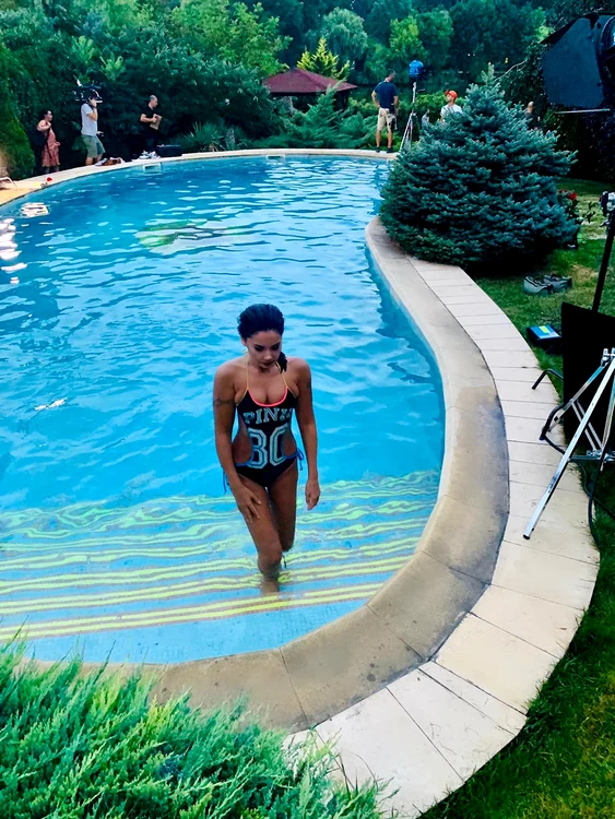 Oana Zăvoranu, la filmările de la piscină