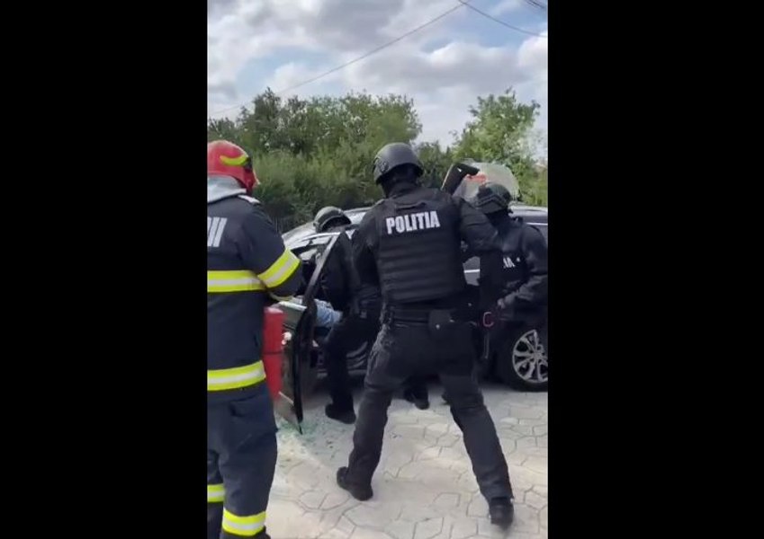 Un bărbat și-a legat de gât o sfoară și a amenințat că își dă foc în fața casei fostei soții