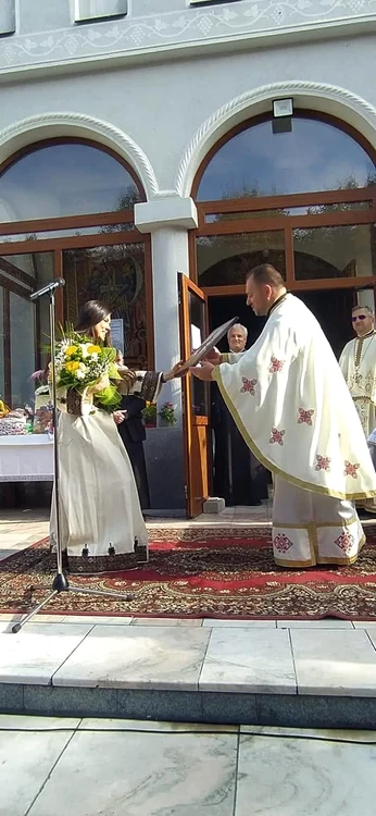 Paula Seling, răsplătită cu un buchet de flori