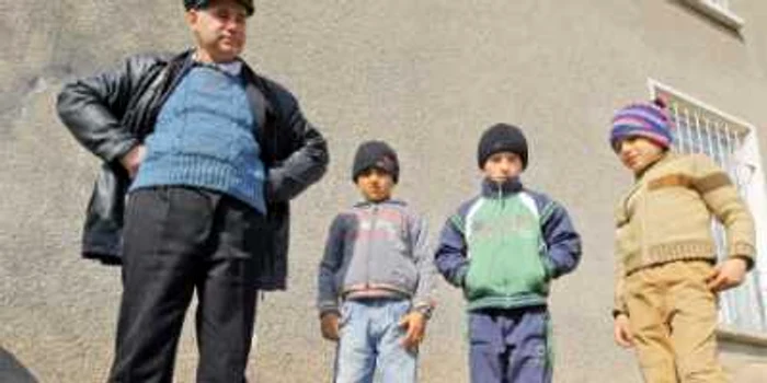 Constantin Hadarag, alături de câţiva dintre elevii care se plâng de comportamentul său