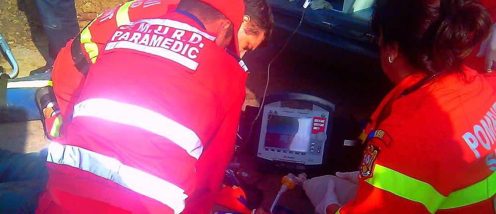 Un băiat de 14 ani a murit după ce ar fi căzut de la înălțime, dintr-un bloc cu opt etaje