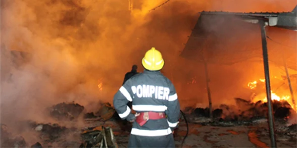 Craiova: Un incendiu puternic a mistuit Târgul Romaneşti