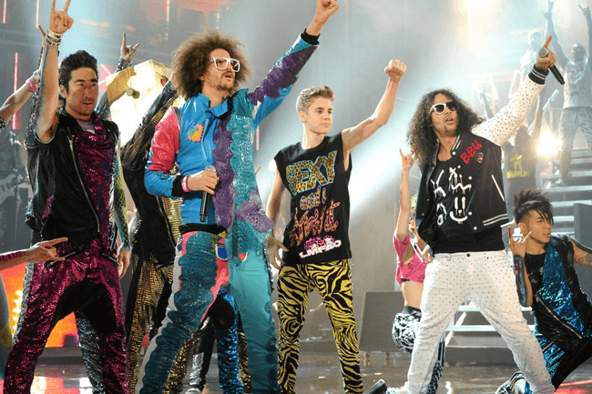 Justin Bieber şi membrii trupei LMFAO în concert la American Music Awards. FOTO Getty Images