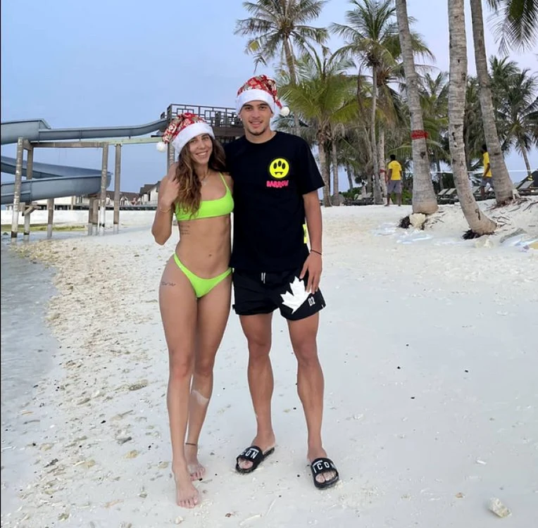 Mihaela Buzărnescu și Marco Dulca au făcut Crăciunul pe plajă, în Maldive (FOTO: Facebook)