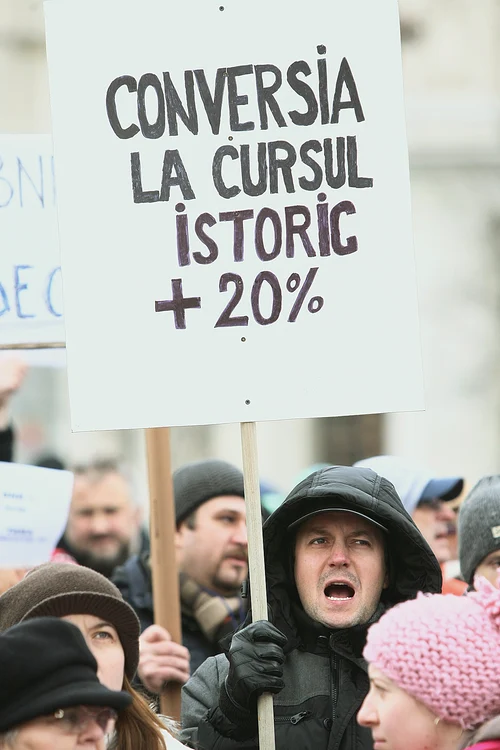 
    Disperaţi că nu mai au cu ce să-şi achite ratele, 3.000 de români au ieşit în stradă la data de 14 iunie, în BucureștiFoto: Dorin Constanda   