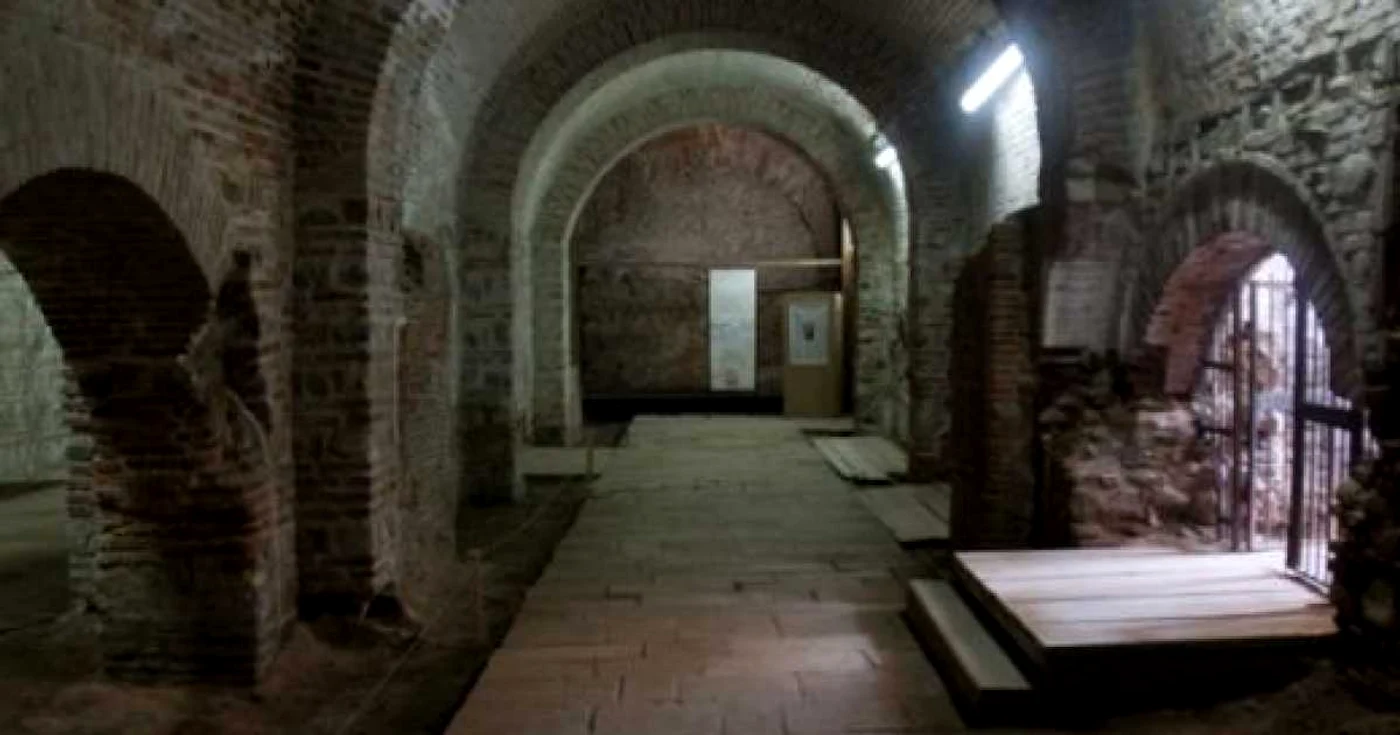 În măruntaiele Capitalei există mai multe catacombe şi tuneluri. FOTO reptilianul.blogspot.ro