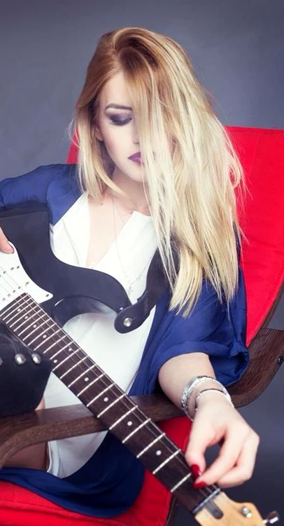 Ela Rose și-a schimbat recent look-ul