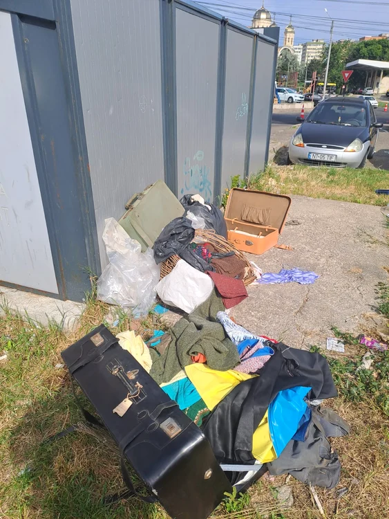 Deșeurile aruncate ilegal de românul întors din Italia. FOTO Facebook Poliția Locală Piatra Neamț