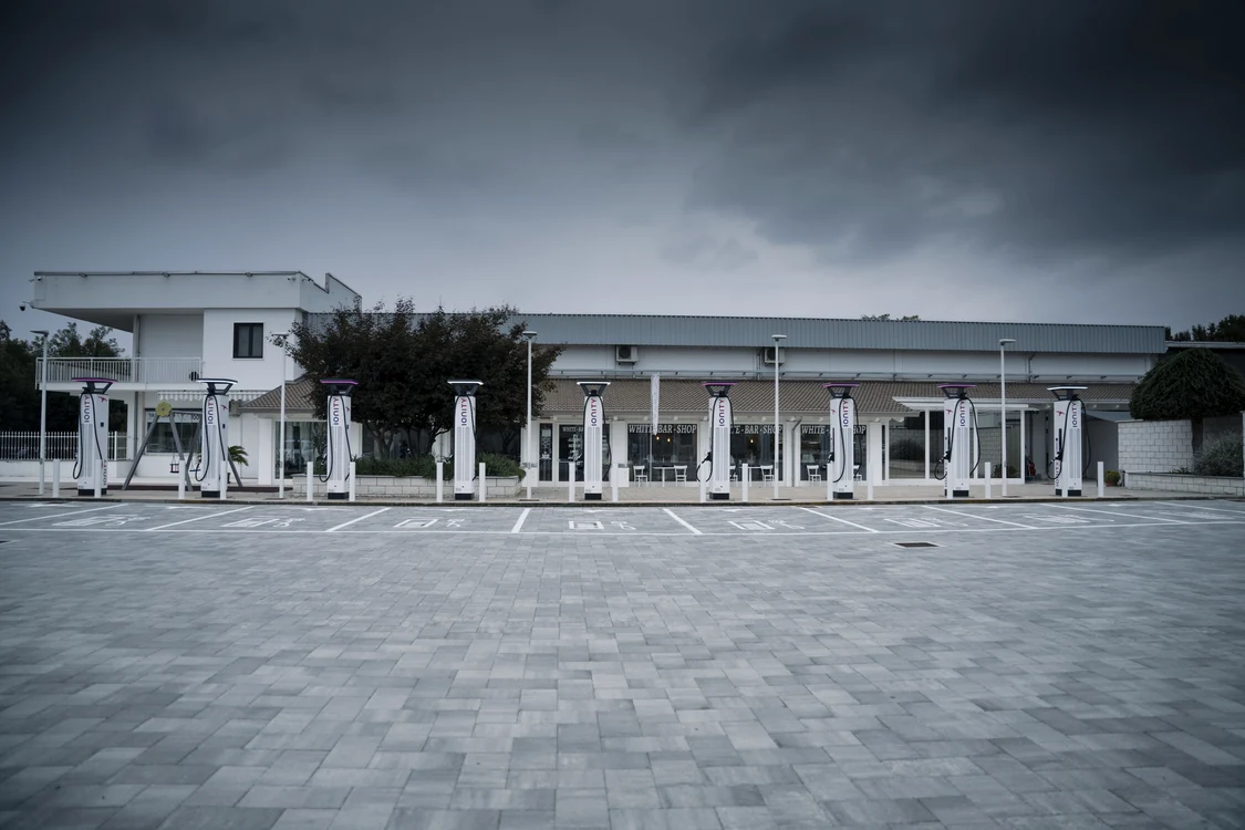 Hub de încărcare Foto: Autocritica