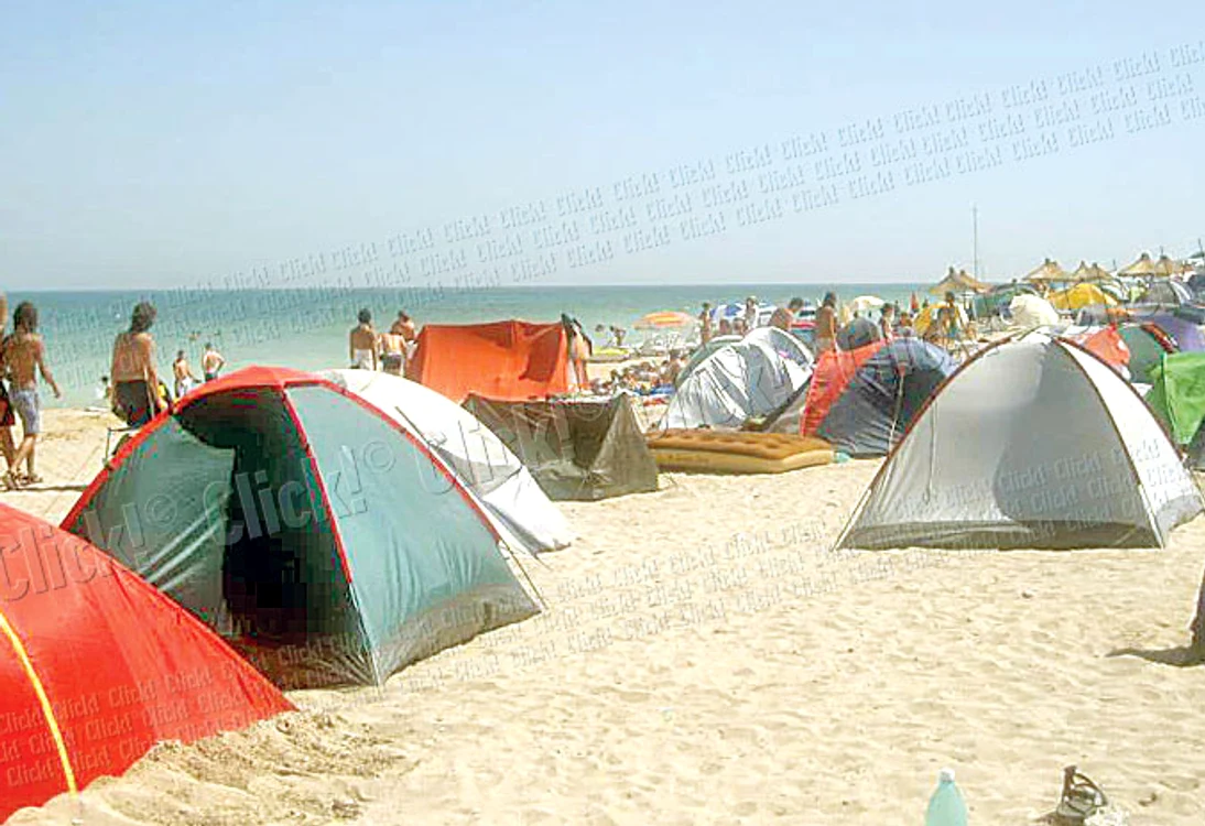 Sute de corturi au  invadat plaja din Vama Veche