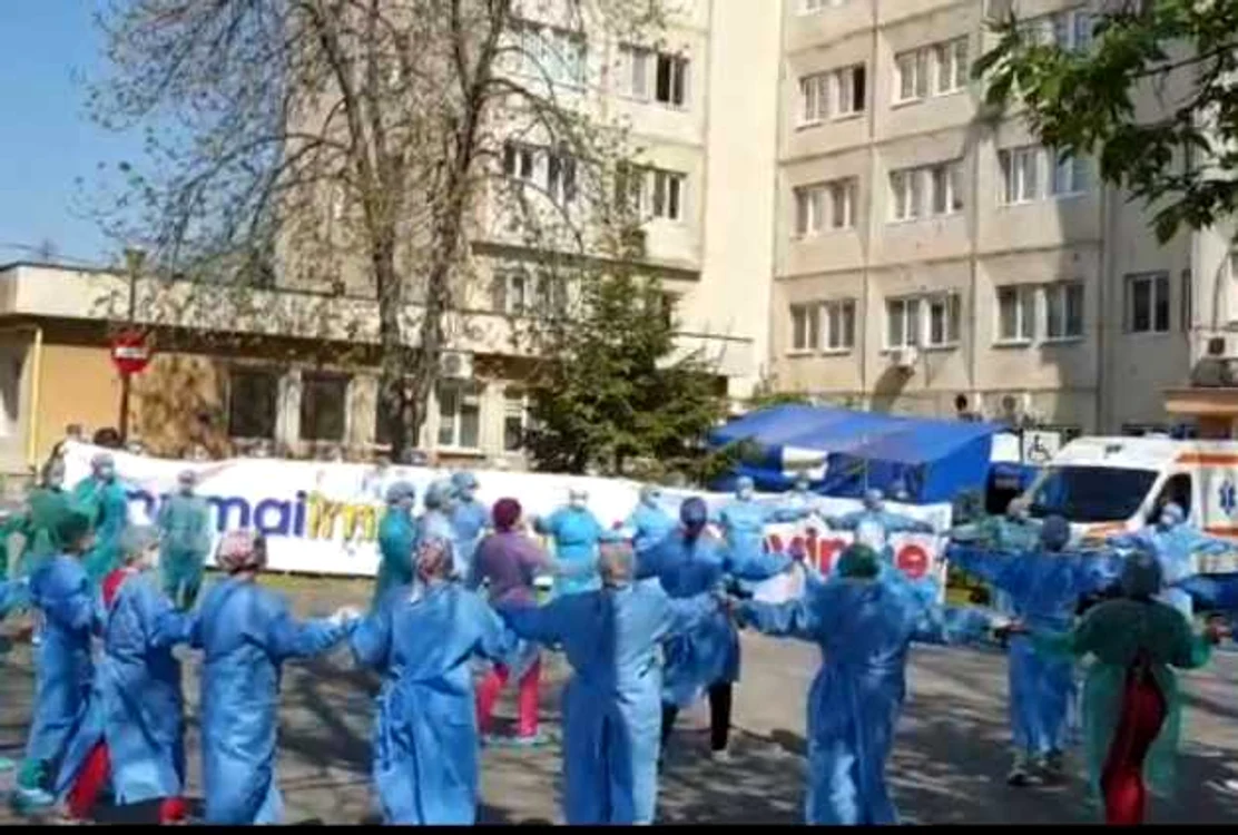 Asistentele au jucat hora în curtea Spitalului de Boli Infecţioase "Victor Babeş"
