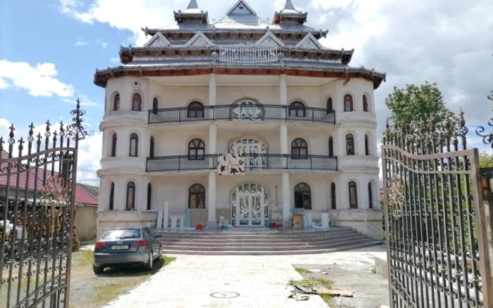 
    Activistul Adrian Dohotaru vrea să transforme palatele romilor din Huedin în obiectiv turisticfoto: Adrian Dohotaru  