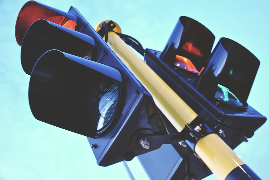 Poliția suspendă permisul dacă treci pe roșu la semafor / foto: Pixabay